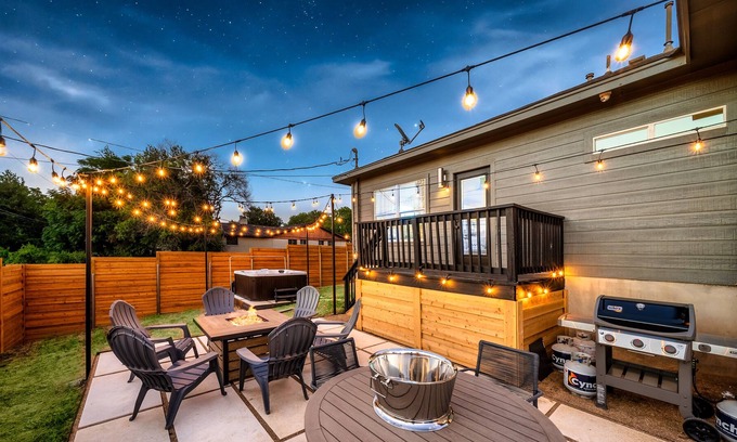 Pecan Springs Springdale House | Eastside Gem l Sleep 16 l Hot tub