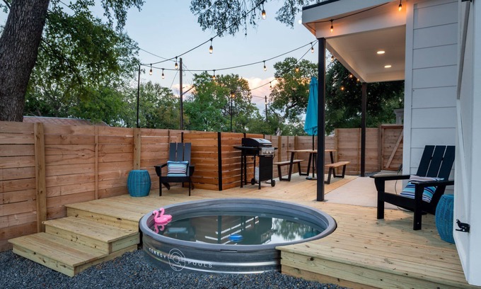 Rosewood House | Eastside Home w Awesome Yard—Golf, Pool, Firepit