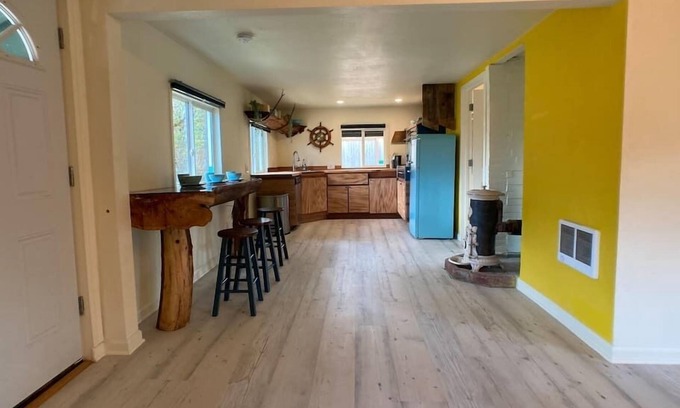 Centralia - Chehalis Cabin | Eclectic cabin w/garden&hot soak tub near taproom&park. Pet Friendly!