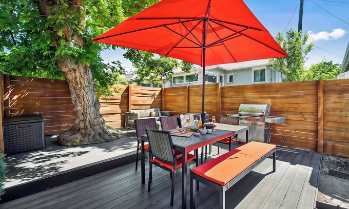 Speer House | Eco-Friendly, Modern Smart Home - Surround Sound - Chef's Kitchen - Fast WiFi