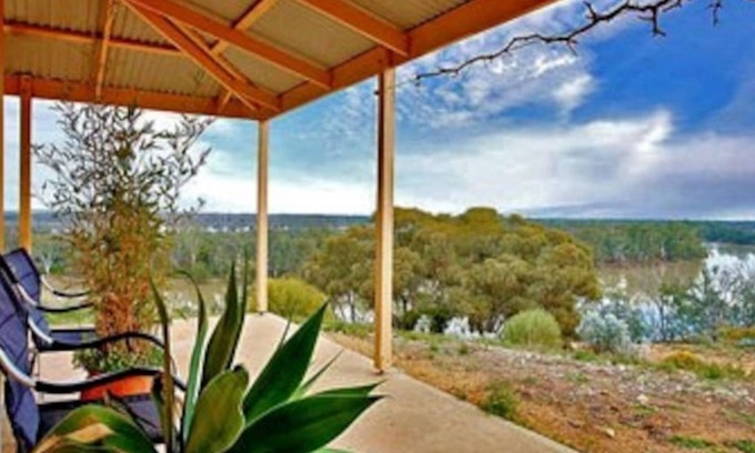 Taylorville House | Eco-house with Stunning Murray River views