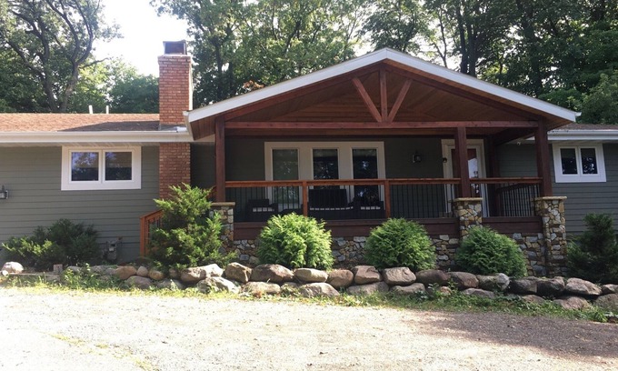 Plymouth House | Eco-Retreat getaway, loads of amenities! 4 bedrooms + full gym + large office!