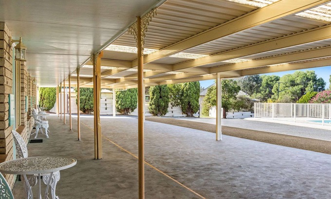 Cowra Hotel | Econo Lodge Alabaster