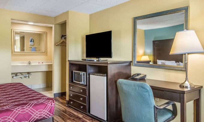 Derrick City Hotel | Econo Lodge Bradford