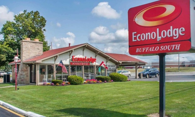 Blasdell Cabin | Econo Lodge Buffalo South