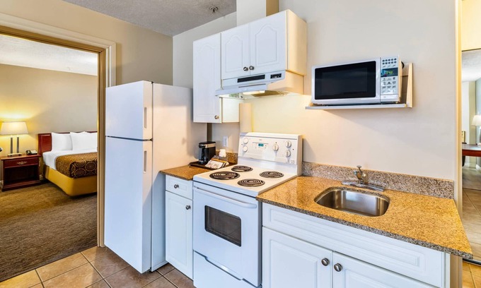 High Level Hotel | Econo Lodge Inn & Suites
