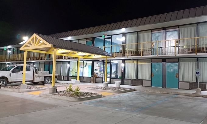 Oak Grove Hotel | Econo Lodge Oak Grove-Blue Springs