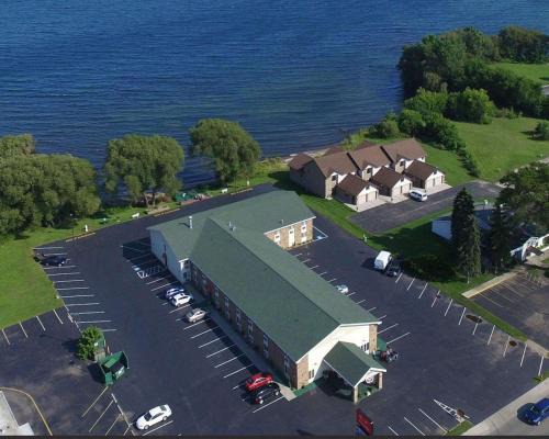 Menominee Cabin | Econo Lodge On the Bay