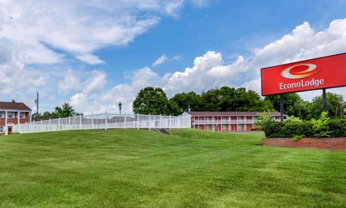 Woodstock Cabin | Econo Lodge Woodstock - Shenandoah Valley I-81
