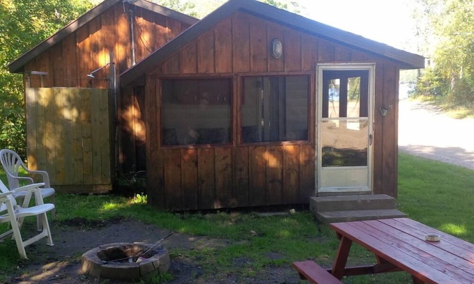 Cloyne Resort | Economy Cabin Wood End