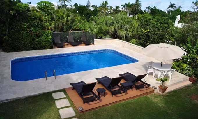 Hamilton Apartment | ED 11 Pool, Queen bed, Hamilton Bermuda - Unit 11