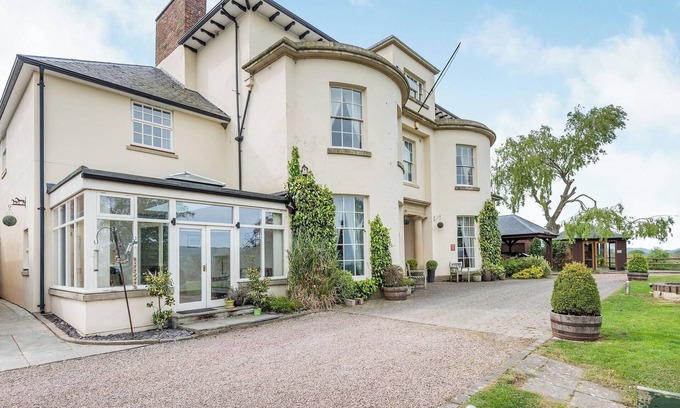 Kingswood Cottage | Edderton Hall Country House