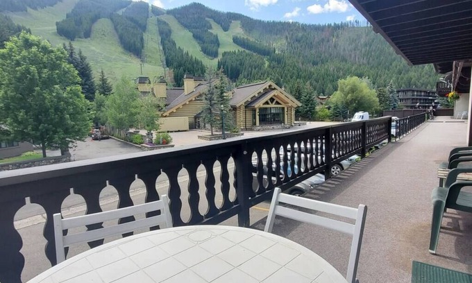 Warm Springs Condo | Edelweiss Condo: Ski in/out at Warm Springs Base