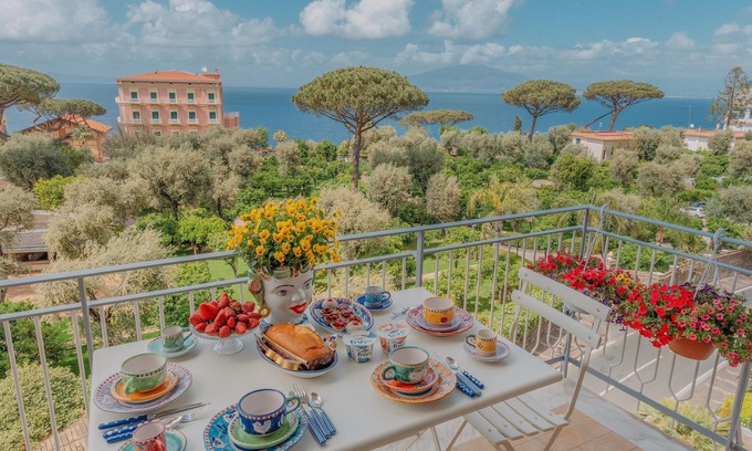 Sorrento City Centre Apartment | Eden House, Amazing Seeview Apartment no Car needed Sorrento center no noise