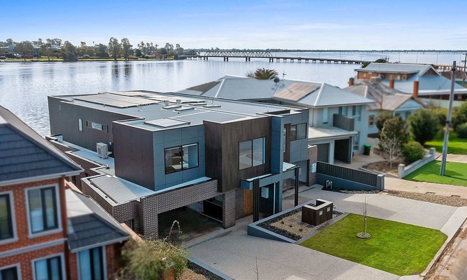Yarrawonga House | Edgewater on Irvine S