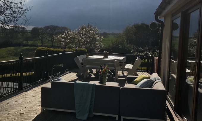 Woodborough House | Edwardian Country House with Heated Swimming Pool and Stunning Views