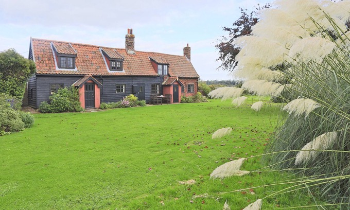 Martlesham Heath House | Eelsfoot Cottage - Three Bedroom House, Sleeps 5
