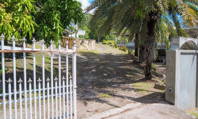 Falmouth House | EGO GUESTHOUSE#2-Breathtaking villa sitting on the hill with lovely Oceanview