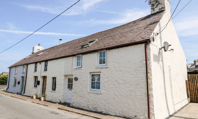 Llansantffraed Cottage | EIDDWEN, pet friendly, with a garden in Llanon