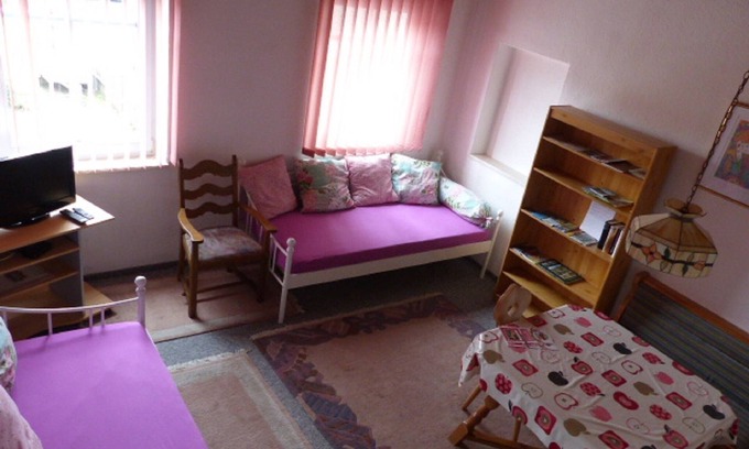 Old Town Apartment | Eine Gehminute von der Fußgängerzone entfernt - Schlafzimmer mit Gartenblick