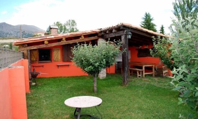 Castrejon de la Pena Cottage | El Uncar - El Colono (4 people) Animals are allowed