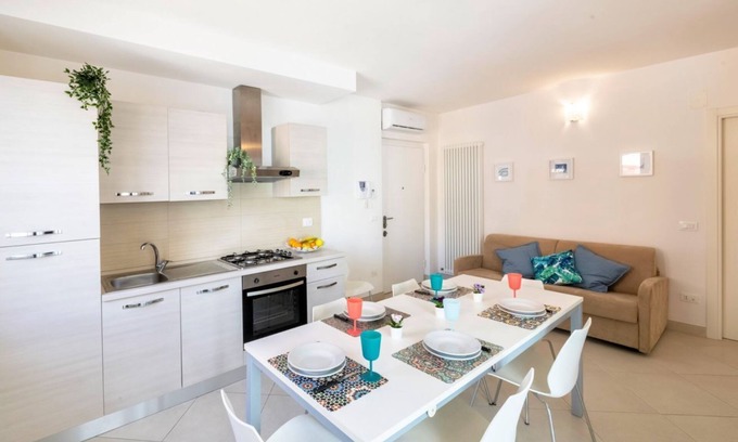 San Benedetto del Tronto House | Elegant three-room apartment first row to the sea