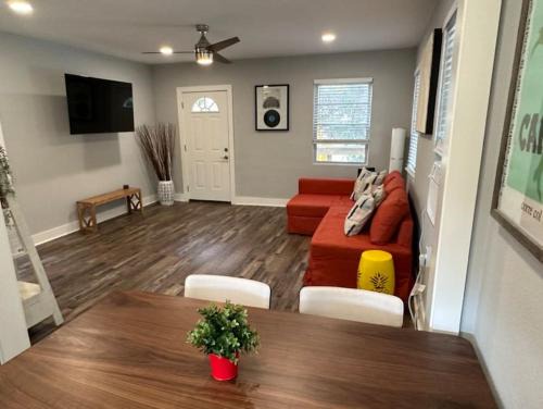 Neartown Cabin | Elegant 1 Bdr Montrose-Bologna@The Italian Plaza