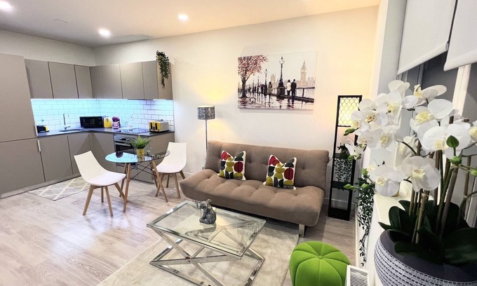 Stevenage Apartment | Elegant 1 Bedroom Serviced Apartment located in the Heart of Stevenage Old Town