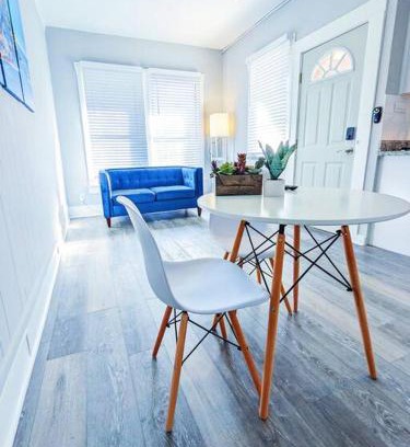 Neartown Cabin | Elegant 1Bed Montrose-CinqueTerre@TheItalianPlaza