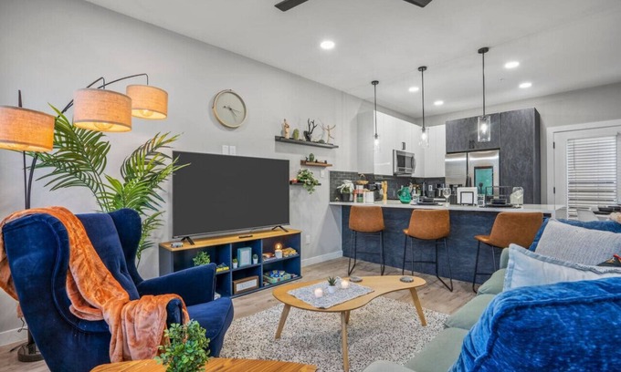 Fort Worth House | Elegant 2BDTownhouse: 7St Walkable, Modish & Sharp