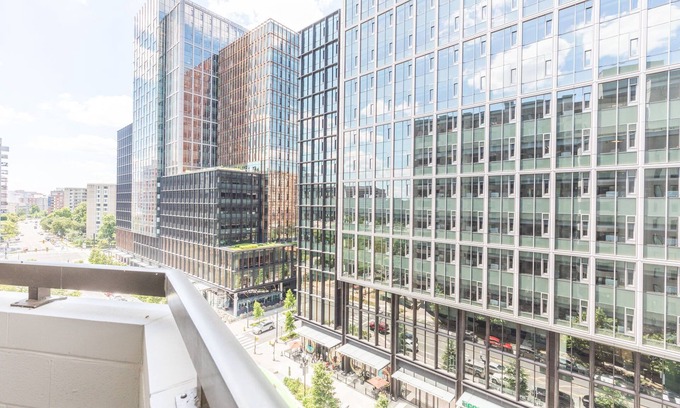 Crystal City Apartment | Elegant 2BR Apartment Minutes From DC