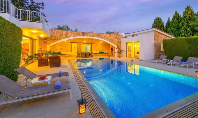 Giolou Villa | Elegant 3 bed villa with hot tub room!