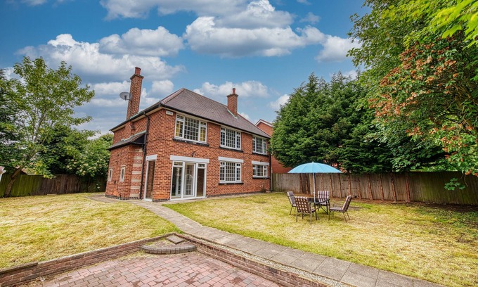 Newark upon Trent House | Elegant 5 Bedroom house in Nottingham