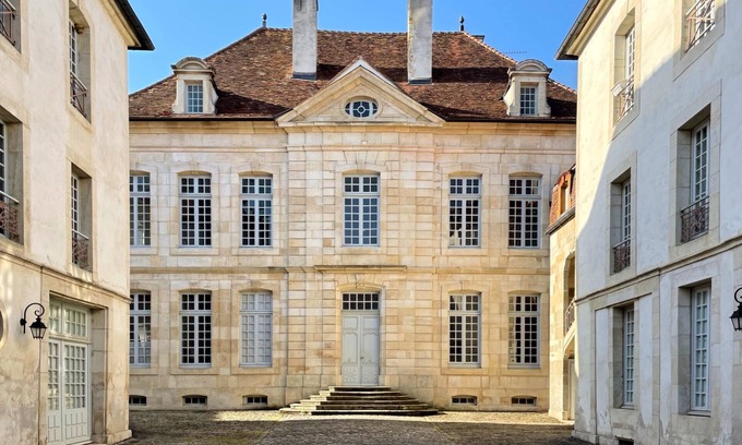 Semur-en-Auxois Apartment | Elegant Apartment in a 17th-Century Mansion with AC – Heart of Semur-en-Auxois