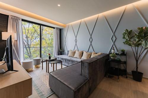 Del Valle Apartment | Elegant Apartment with Balcony and City Views
