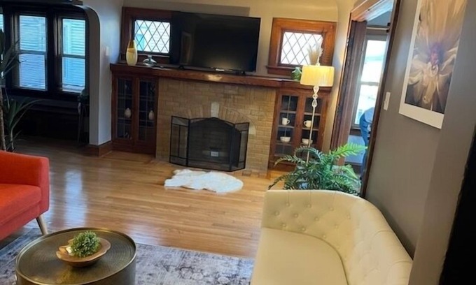 West Allis Apartment | Elegant charm!