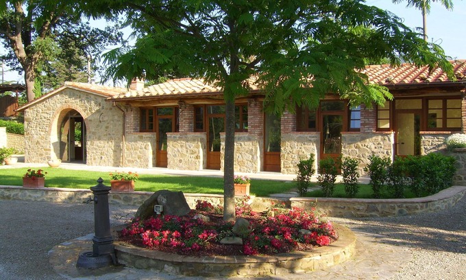 Cortona House | Elegant country barn in Cortona 2bed2bath with shared pool & gorgeous gardens