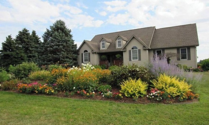 Perry House | Elegant Country Home, Hot tub, fishing pond, ping pong