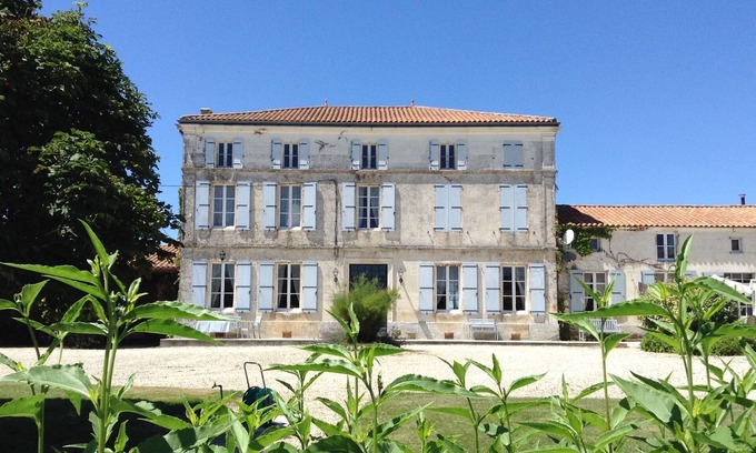 Bessac House | Elegant Country House with pool. A great choice for families.