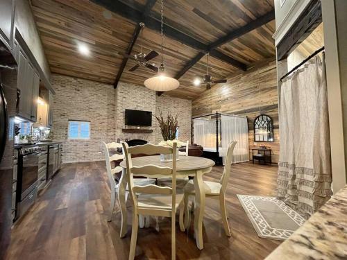 Crawford Villa | Elegant Country Cottage