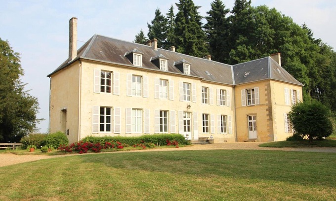 Bellavilliers Cottage | Elegant Estate with Park, Playground, and Farm Animals – Modern Comfort in a Historic Setting