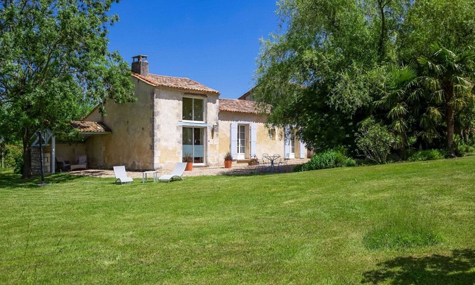 Saint-Martin-de-Gurson House | Elegant Holiday Home in Dordogne Vineyard