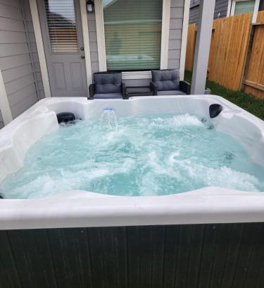 Northside House | Elegant Home with Jacuzzi hot tub and pool table
