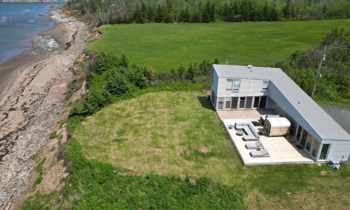 Lismore Apartment | Elegant Oceanfront Escape - hot Tub & Sauna - Private