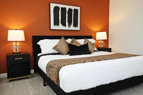 Northwest Edmonton House | Elegant Retreat with King Beds,Golf,Disney,Near WEM