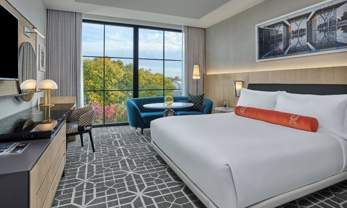 Fort Worth Cultural District Hotel | Elegant Room w/Balcony Designed for Arts & Leisure