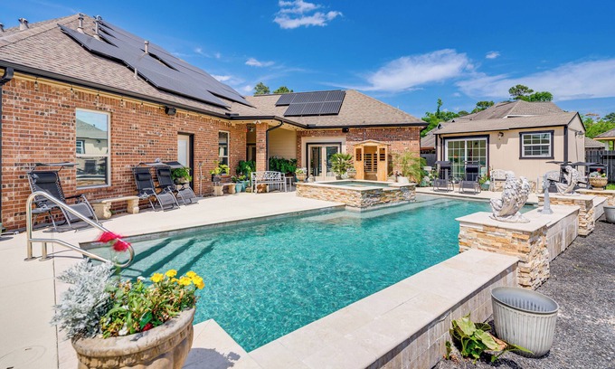 Spring House | Elegant Spring Home w/Full Kitchen & Pool