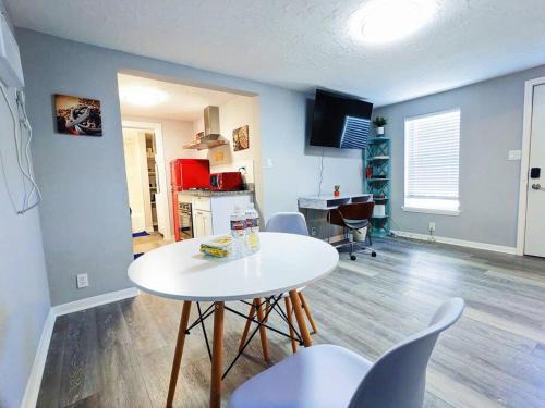 Neartown Cabin | Elegant Studio Montrose-Amalfi @ The ItalianPlaza