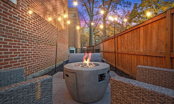 Virginia Square House | Elegant Townhome ★ Heart of Arlington ★ Kid & Pet-Friendly