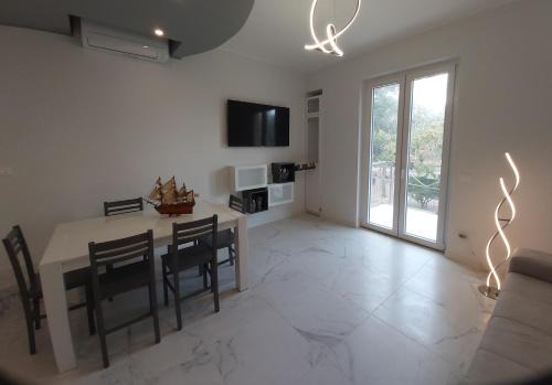 Portoferraio Apartment | ELEGANTISSIMO APPARTAMENTO DIRETTAMENTE SUL MARE SPIAGGIA LE GHIAIE 6 posti letto